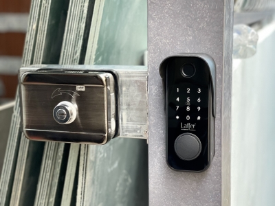 CÔNG TRÌNH LẮP BỘ KHÓA VÂN TAY CỬA CỔNG CHỐNG MƯA LAFFER A18 GẮN CỬA CỔNG LÙA TẠI QUẬN GÒ VẤP, HỒ CHÍ MINH