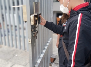 Khóa cửa vân tay nhà trọ – Khóa vân tay cửa sắt – Khóa cửa vân tay chung cư mini chống mưa giá tốt tại Sài Gòn